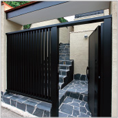 民芸調の「京屋敷」をコンセプトにした特徴ある黒格子の門扉