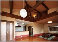 余裕の広さと開放感が魅力のリビング・ダイニング。天井の丸木の梁が独特の味わいを醸出